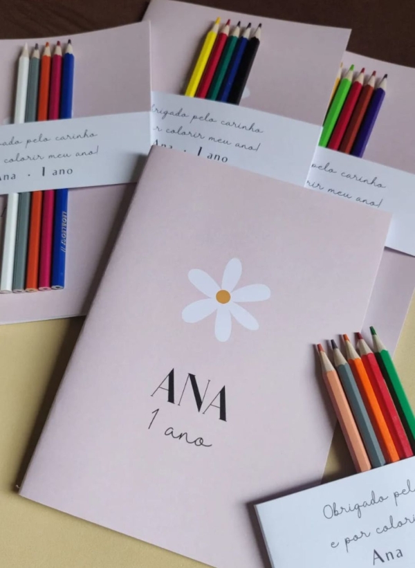 Livro de colorir com lápis grandes